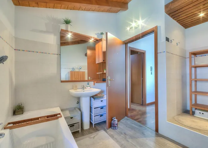 Miralago View & Private Garden - Happy 펜션 이스프라