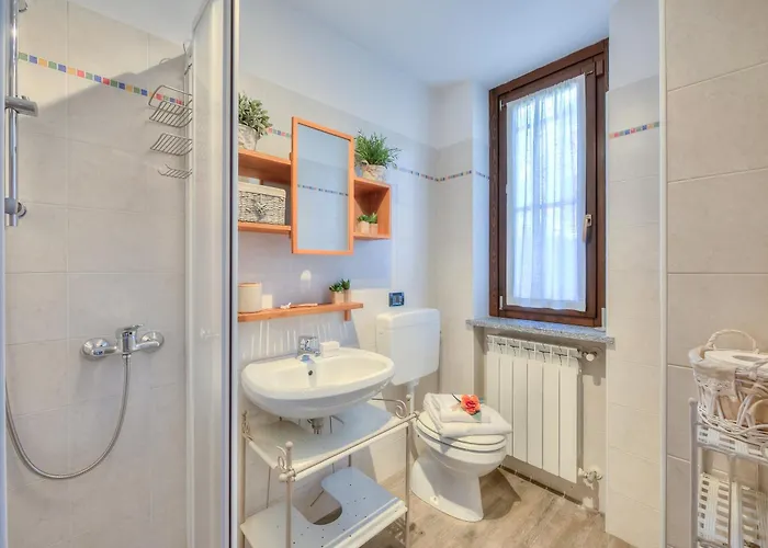 펜션 Miralago View & Private Garden - Happy 이스프라